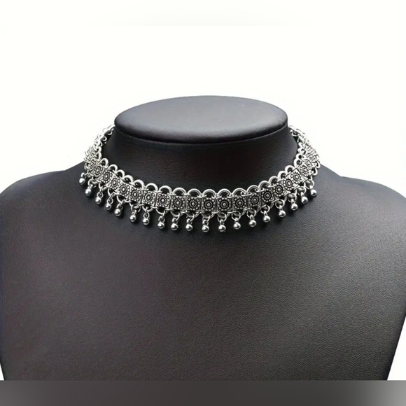 Trendy boutique Jewelry - Vintage Style Silver Statement Elegance Necklace NWT!